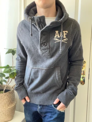 Abercrombie and fitch cardigan  - Abercrombie and fitch cardigan - med washed used look. Inga defekter! Modellen i bilderna är 180 cm 75 kg och bär Storlek M , Kom med frågor! 🌟 (Kan gå ned i pris vid köp av paket 😉) 
