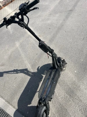 Svart el-scooter Dualtron - Säljer en svart el-scooter från Dualtron med robust ram och bred fotplatta. Scootern har digital display på styret och kraftiga däck för smidig körning i stadsmiljö. Perfekt för dig som vill ta dig fram snabbt och enkelt. Dualatron Victor den går i 80 med mig på väger 70 den har sjukt bra räckvidd 