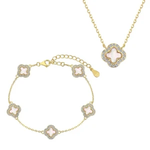 Gnistrande Azelia klöver set i äkta silver från House of Carats - Säljer en elegant guldig set från House of Carats med clover-detaljer i vit pärlemor och gnistrande stenar runt varje fyrklöver. Pärlorna är mother of pearl, är stämplad med S925 på ena sidan och HOC på andra sidan, den är också guldpläterad med 18k finnish. Väldigt glittriga och fina. Köpt för runt 2900kr och då inkluderar jag tull och frakt. Priset kan diskuteras vid snabbaffär.