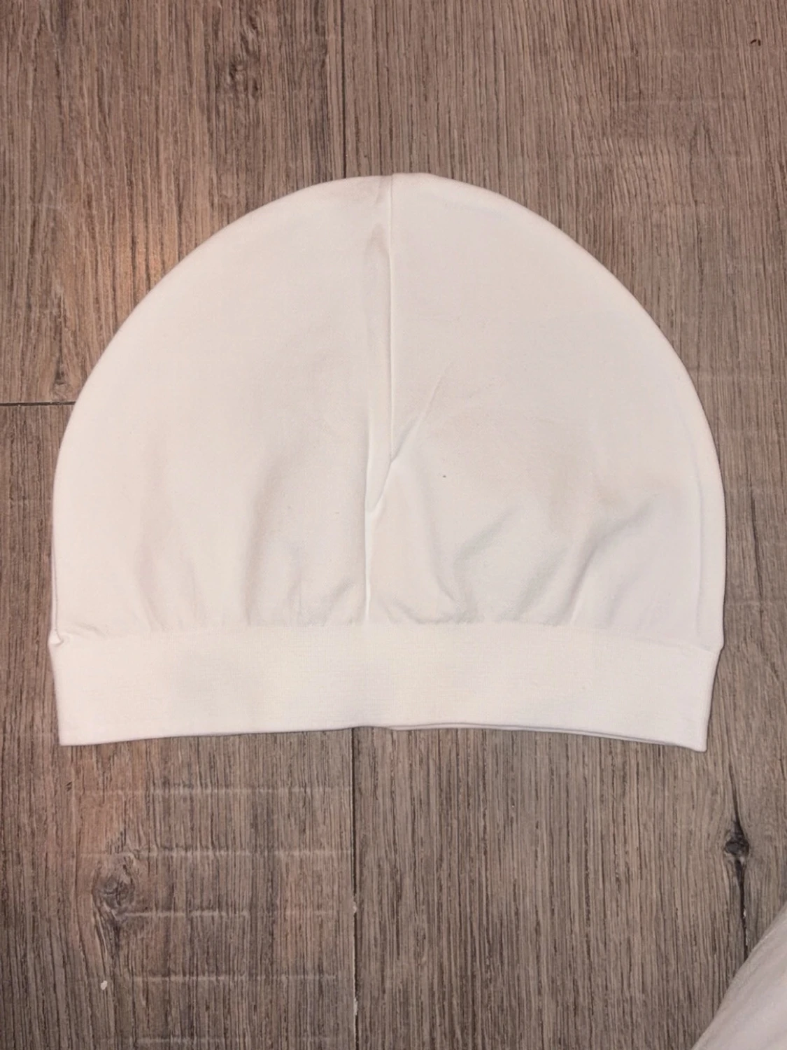 Vit syna world skull cap med svart broderad logga - 1