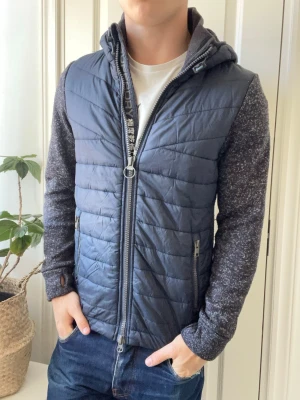 Superdry full zip / cardigan holy passform - Superdry full zip / cardigan, Inga defekter! Modellen i bilderna är 180 cm 75 kg och bär Storlek S , Kom med frågor! 🌟 (Kan gå ned i pris vid köp av paket 😉) 