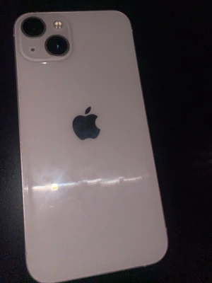 IPhone 13 rosa  - Säljer min iPhone 13 i ljusrosa man kan se på bilden att det är lite sprickor på framsidan men inget som påverkar, köpte den ungefär 1,5 år sedan skulle säga att den är i rätt så bra skick 🤗