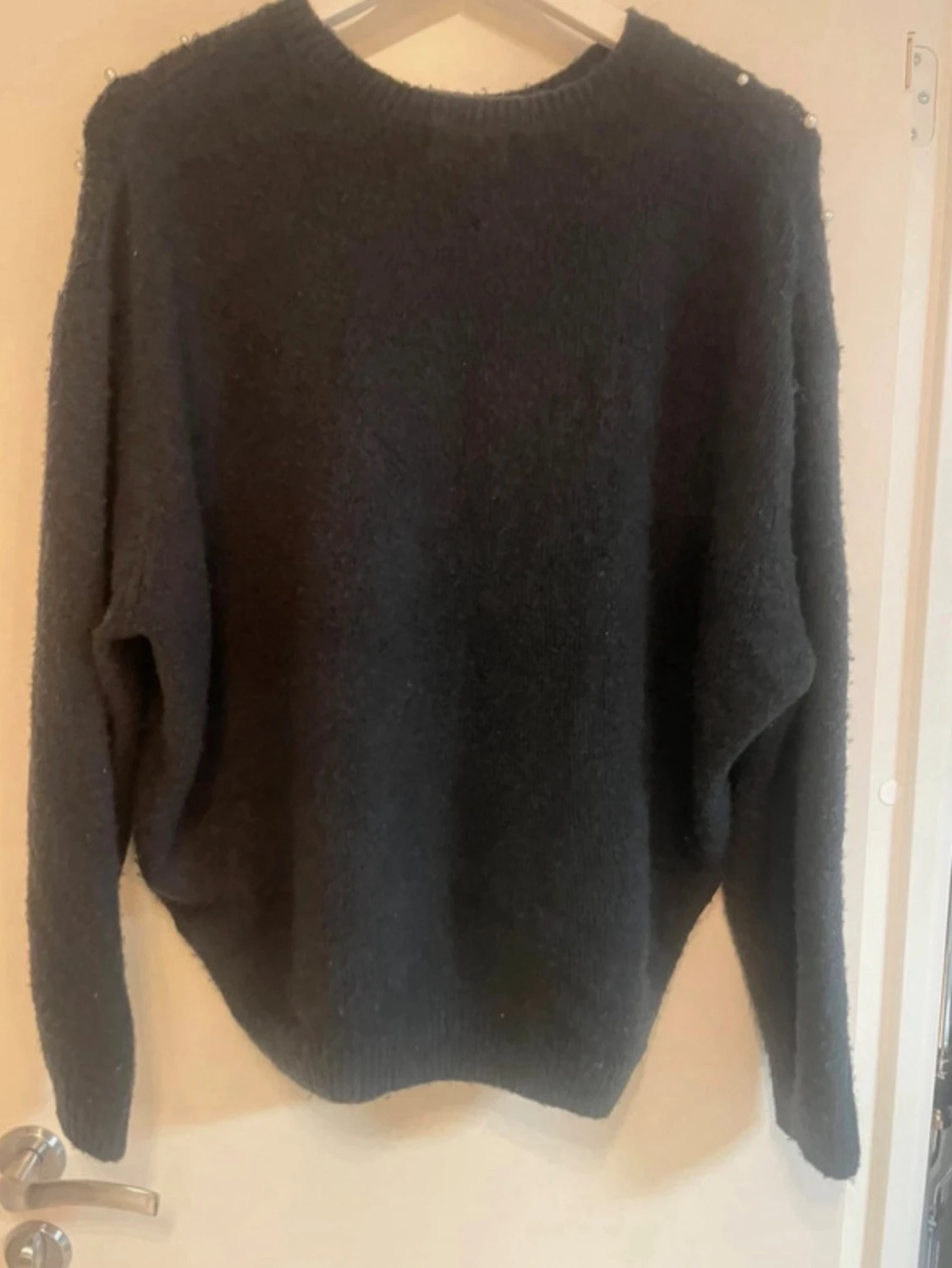 Mörkblå stickad tröja med pärlor - 1