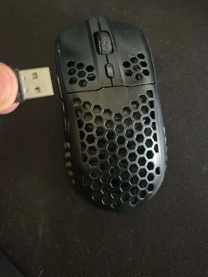 Trådlös gamingmus från gx trust - Säljer en svart trådlös gamingmus från Trust med USB-mottagare. Musen har ett unikt hexagonmönster i plast för lättare vikt och bättre ventilation. Utrustad med scrollhjul och DPI-knapp, samt på/av-knapp undertill. Perfekt för gaming eller vardagsbruk.