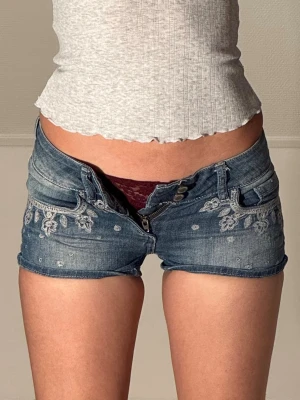 Low jeansshorts med broderi  - Midjemått: 33cm. Gren: 15cm. (Storlek 32.) Kolla in min profil, följ för fler plagg🙌