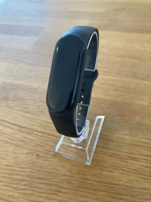 Xiaomi Smart Band 5 - Säljer ett Xiaomi Smart Band 5 aktivitetsarmband i svart färg. Perfekt för att spåra din träning och dagliga aktiviteter. Armbandet är i i mycket gott skick enligt bilder. Ej funktionstestad. Fås utan laddare.  Nypris: 500 SEK Mitt pris: 189 SEK  Skickas alltid snabbt och spårbart. Skriv vid frågor och se gärna mina andra annonser! 