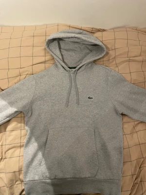 Grå hoodie från Lacoste - Snygg grå hoodie från Lacoste i storlek xs