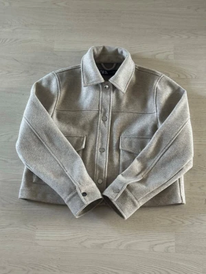 Zara jacka - Beige jacka från Zara, funkar jättebra till alla tillfällen, jackan är i bra skick! 