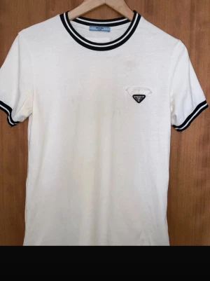 Vit t-shirt från Prada med svarta detaljer - Vit t-shirt från Prada