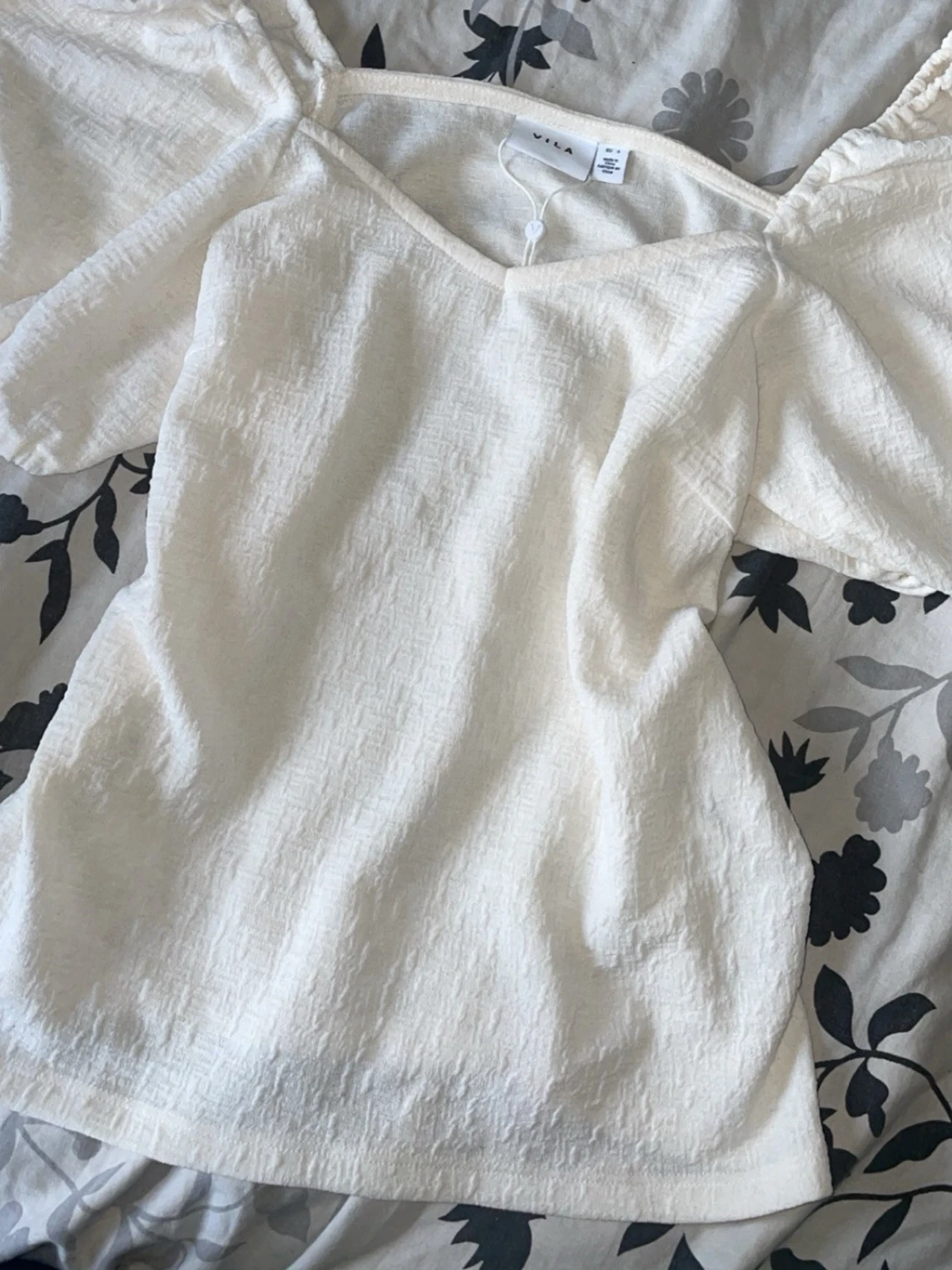 Vit blus med puffärm från NA-KD - 1