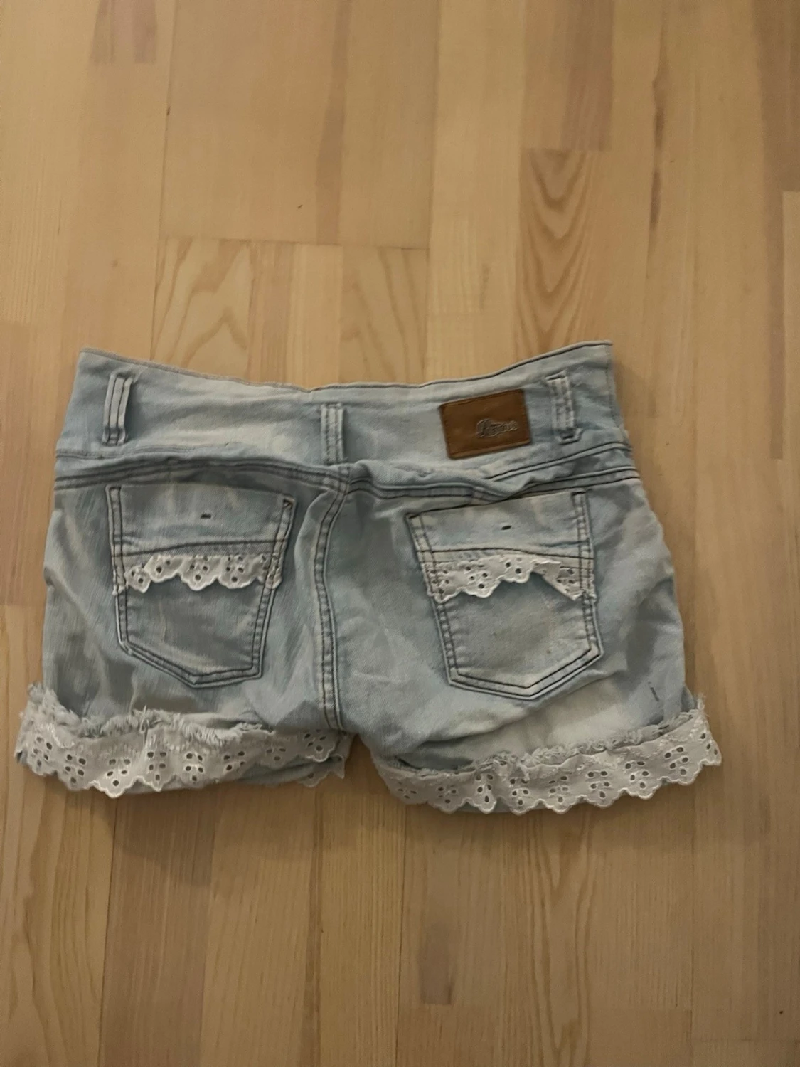 Ljusblå jeansshorts med spetsdetaljer - 1