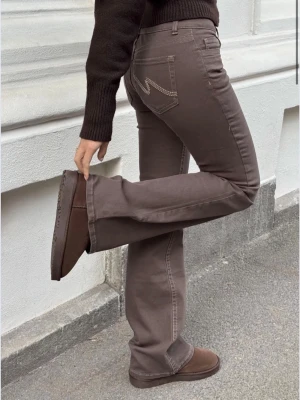 Bruna lågmidjade bootcut jeans - Helt nya med prislapp kvar! Nypris 699! Finns i storlek 36, 38, 40! Skriv i chatten vilken du är intresserad av. Innerbenslängd: 84