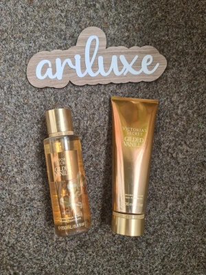 Victoria's Secret Gilded Vanilla set - Säljer ett lyxigt set från Victoria's Secret med doften Gilded Vanilla. Setet innehåller en parfymmist (250 ml) och en doftande body lotion (236 ml). Båda har en snygg guldig design och ger en söt, varm vaniljdoft. Perfekt för dig som älskar exklusiva och mjuka dofter. Båda är endast prövade en gång! Bodylotion är alltså öppnad därav pris. 