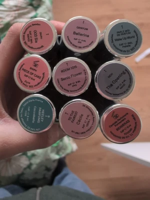 Parfymprover i olika dofter - Från början 8ml rör men varierar lite, de flesta är bara testade en gång. 60 kronor styck. Rätt olika doftgrupper. Fråga gärna om du undrar över någon specifik! Perfekt för dig som vill testa olika nishdofter. 