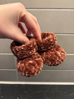 Virkade bebisskor  - Super söta virkade bebisskor i brunt - passar nyfödda och upp till 6 månader 🤎