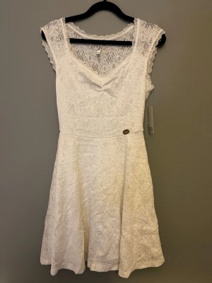 Vit klänning från chiara forthi storlek S - Säljer en väldigt ny blommig klänning från chiara forthi, materialet är ett ganska tunt blomtyg men det är ett kjockt tyg som täcker under de blommiga. Passar utmärkt till skolavslutningar eller studenter. Säljer då den inte passar. Storlek S och kan skicka mått om det behövs🤍 väldigt bra skick och nypris är nog runt 500kr eftersom de flesta klänningar från samma ställe är runt 500kr.