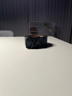 Svart/grått bälte 110 cm | rutmönster | justerbart - Snyggt och enkelt bälte i svart och grått rutmönster. Passar bra till vardags och olika outfits.  ✔ Längd: 110 cm ✔ Färg: svart / grå ✔ Design: rutmönster ✔ Justerbart spänne ✔ Passar de flesta stilar  Bra skick och lätt att matcha med jeans, shorts eller andra byxor.  bälte, herrbälte, unisex bälte, svart bälte, rutmönster, justerbart bälte, vardagsbälte, casual belt