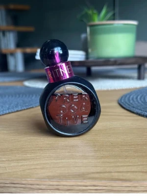 Britney Spears Prerogative parfym 30ml - Endast använd något spray. En cool parfymflaska från Britney Spears, Prerogative Eau de Parfum. Flaskan är svart med rosa detaljer och har en rund, modern form. Rymmer 30 ml och är perfekt att ha med i väskan. Doften är unik och passar dig som vill sticka ut.