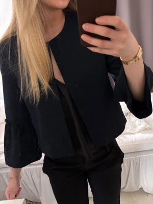 Kofta - Marinblå kofta från Esprit i storlek XS. 