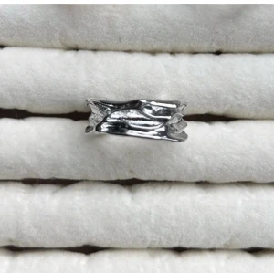 Silvrig ring med organisk form - Unik silvrig ring med en organisk, vågig design som ger ett modernt och konstnärligt intryck. Perfekt för dig som gillar statement-smycken och vill sticka ut.