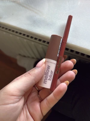 Max Factor Mellow Blur läppstift & penna - Säljer ett Max Factor Mellow Blur läppstift i en mjuk brunrosa nyans tillsammans med en matchande läppenna i mörkare brunröd ton. Läppstiftet har en stilren, matt hylsa i plast och pennan är smal och lätt att applicera för definierade läppar. Färgerna är 060 på båda produkterna. Testad på handen bara 