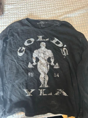 YoungLa Long sleeve  - Säljer denna då den är för stor för mig. Köpte den när det kom ut och allt sålde slut extremt fort, så fick bara tag i storlek L. Tyvärr för stor för mig. Slut överallt. Knappt använd. 