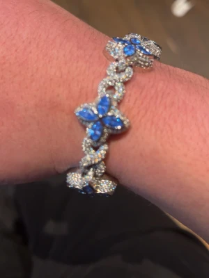 Armband - Helt ny, kommer med box, cubic zirconia, 8 inches - 20cm.           Unisex så den passar både tjejer och killar  för mer frågor vänligen kontakta mig