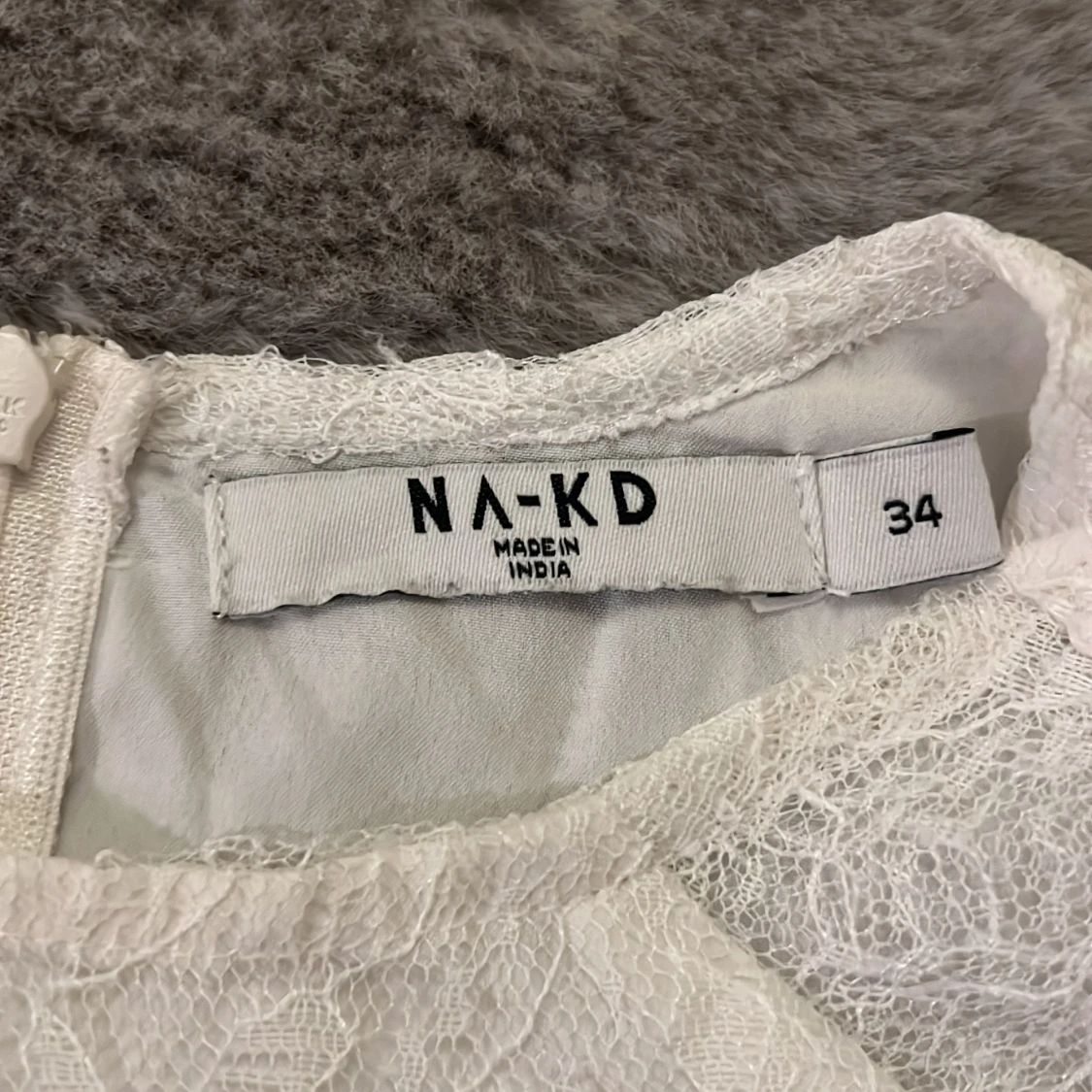 Vit spetsklänning från NA-KD studentklänning  - 2