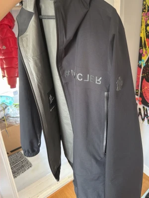 Svart vindjacka från Moncler - Säljer denna sjuka Moncler Vindjackan. Modellen är grenoble så det är den nya kollektionen med nya loggan osv. Skick 9/10 storlek L men sitter som M. 