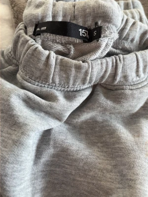 Gråa ”baggy” mjukisbyxor  - Säljer dessa mjukisbyxor från lager 157, storlek S, som tyvärr inte kommer till användning. 💓