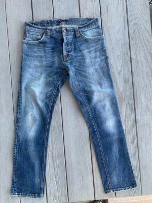 Nudie Jeans - Säljer dessa snygga Nudie Jeans med schyssta fades. Storlek:W34 L32| modell:Grim Tim| Skick:9/10| Hör av dig vid frågor och funderingar 