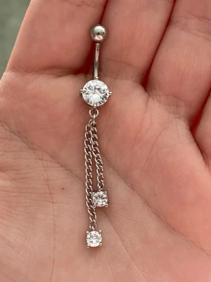 💍NY Oanvänd navelpiercing i 316L Kirurgiskt Stål💍 - 🔥 ERBJUDANDE: Få 30% rabatt när du köper 2 valfria piercingar! 🔥  Passa på att fynda och uppdatera din smyckessamling 💖 Skicka ett meddelande vid intresse eller frågor!