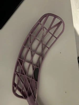 Lila innebandyblad highlight  - Säljer ett lila innebandyblad i plast med ett öppet rutmönster. Oxdogs nya highlight blad i right, Balder är lite använt men inte mycket.