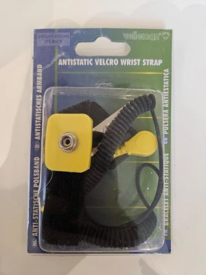 Antistatisk handledsrem Velleman - Antistatisk handledsrem med kardborreband från Velleman. Remmen är svart med en gul plastdetalj och spiralformad svart kabel. Perfekt för att skydda elektronik vid arbete med känsliga komponenter. Enkel att använda och justera.