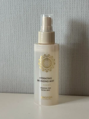 Bronza Hydrating Bronzing Mist - Helt ny och oöppnad. Hydrating Bronzing Mist från Bronza är en ansiktsmist som ger gradvis solbrun ton och återfuktar huden. Flaskan har en praktisk sprayfunktion. Perfekt för dig som vill ha en naturlig glow och enkel applicering.