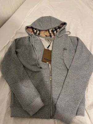 Helt ny  - Väldigt snygg bra material väldigt snygg design 