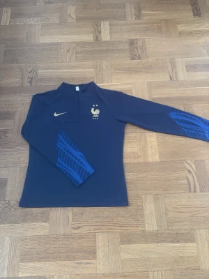 Nike x Frankrike tröja  - En tröja perfekt för sommaren. Inte använd så mycket då den inte passar 