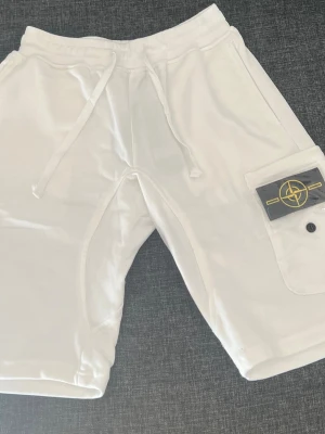 Vita shorts från Stone Island - Stone Island shorts – oanvända Helt nya, bara testade Klassisk badge på benet 100% äkta Nypris ca 2500 kr Säljer billigt pga fel storlek Perfekta till sommaren