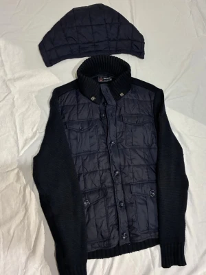 Mörkblå cardigan - Riktigt snygg mörkblå cardigan med avtagbar luva . Snygga fickor och allmänt väldigt clean. Storlek XL, sitter som S. Fint skick. Skriv vid minsta intresse 😀