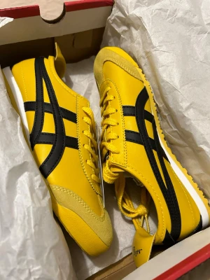 💛HELT NYA Onitsuka Tiger Gul Yellow 38, 37 kill bill skor -   säljer dessa gula skor, som är riktigt stylish. ~ Har sett dem mycket i pinterest, tiktok och insta med fashion tjejer. Dem är riktigt feta!! (helt nya också 😎 ;D) Först till kvarn!! skriv till mig~