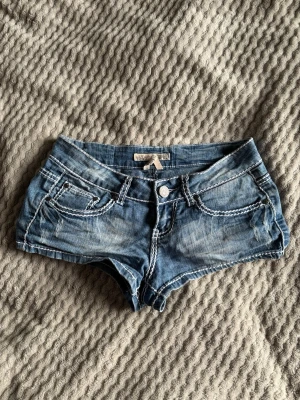 Snygga shorts  - Jättesnygga lowwaist shorts, från vanilla star. Midjemått 36cm Gylf mått 18cm