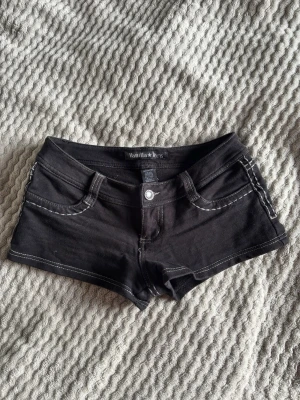 Svarta denimshorts från Vanilla Jeans - Snygga mini shorts från vanilla star.  Finns någon lös söm men inget man tänker på💗