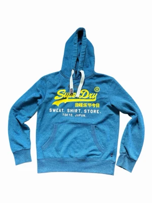 Superdry vintage hoodie - Tja! Säljer en tvär fet Superdry vintage Hoodie. Otroligt skönt material och bra passform. 10/10 skick, som ny. Hör av dig vid minsta fundering!