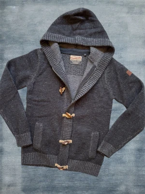 *Unik* Stickad Cardigan - En extremt bekväm cardigan i en unik design! Storlek S, hör av dig vid frågor!