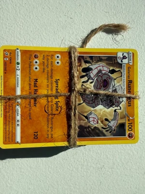 Bunt Pokémonkort med snöre - Säljer ungefär 140 Pokémon kort, standardstorlek på korten. Perfekt för samlare eller dig som vill utöka din samling med olika Pokémonfigurer.