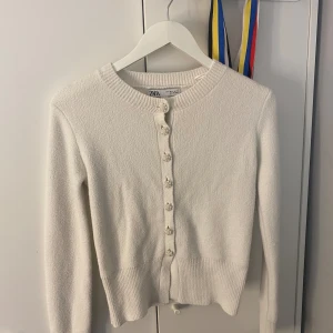 Stickad tröja   - En jättesnygg stickad tröja i storlek S, den e bara lite liten flr mig har använt 1 gång 🩷🩷