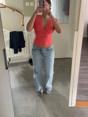 Ljusblå raka jeans med låg midja - Säljer ett par ljusblå jeans med wide passform och låg midja. Jeansen har klassiska fem fickor och ljusa sömmar. 