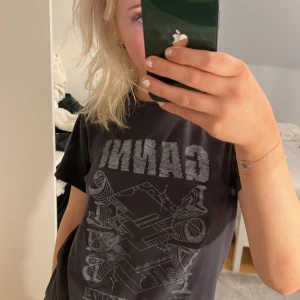 Ganni t shirt  - Super fin t-shirt, liten defekt vid högra sidan som ni ser på 2a bilden, där med priset💕💕Jag köpte den här på plick en , å då hade säljaren köpt den för 900 kr. 