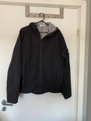 Svart vindjacka från Stone Island - Säljer denna snygga Stone Island vindjacka. Använd fåtal gånger. Storlek M. Vid minsta fundering eller fråga hör av dig. Pris kan diskuteras🙌