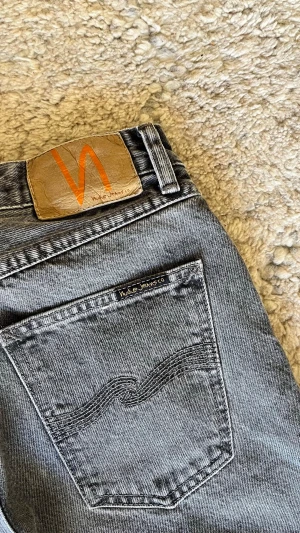 Nudie Jeans Lean dean - Säljer dessa schyssta gråa nudie jeans som är ett måste för dig om du vill skaffa fades. Jeansen är i topp kondition och tvättas inte innan frakten. W27 L30